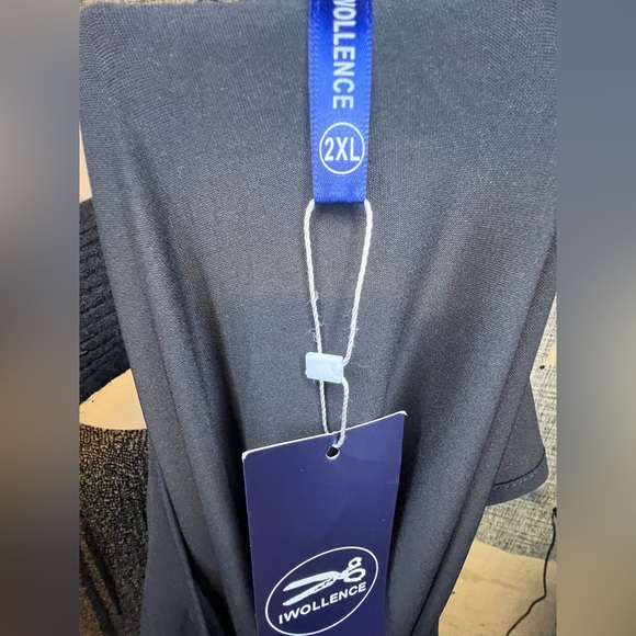 Elegant Black Sleeveless Blouse - Picture 3 of 4